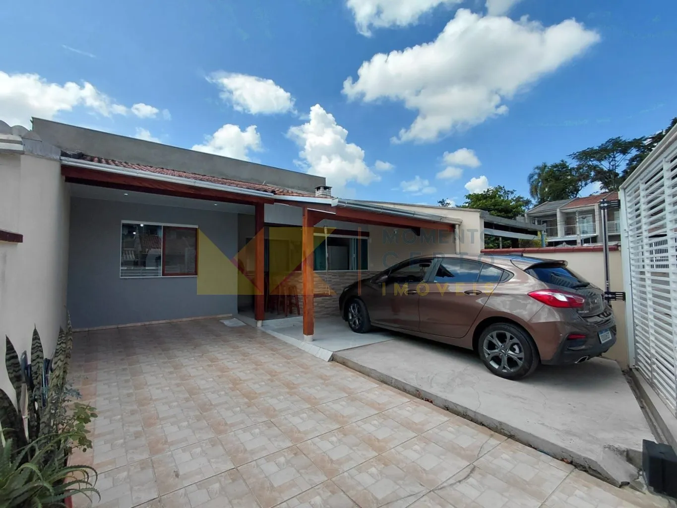 Casa a venda com 2 dormitórios, 3 vagas e área com fogão a lenha! - foto 1