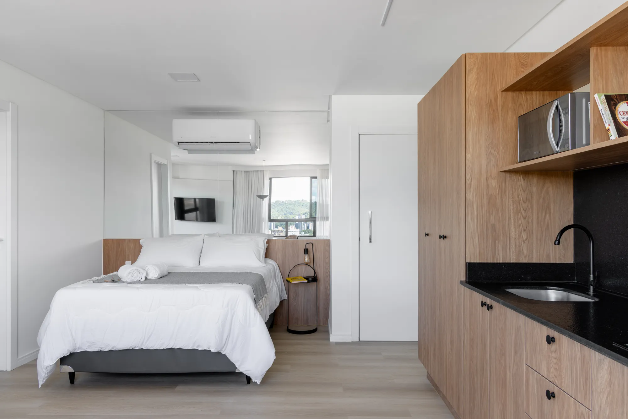 Loft próximo a Vila Germânica com sacada, mobiliado, equipado e com vaga. — foto 2