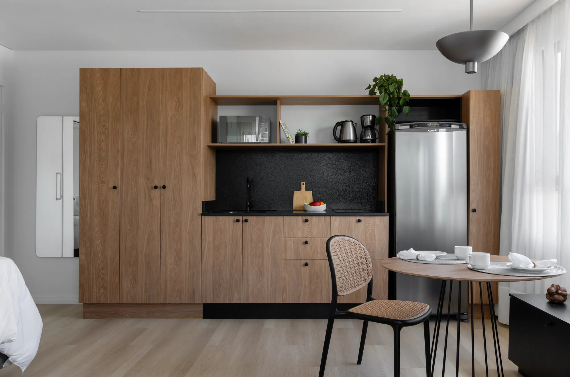 Loft próximo a Vila Germânica com sacada, mobiliado, equipado e com vaga. - foto 1