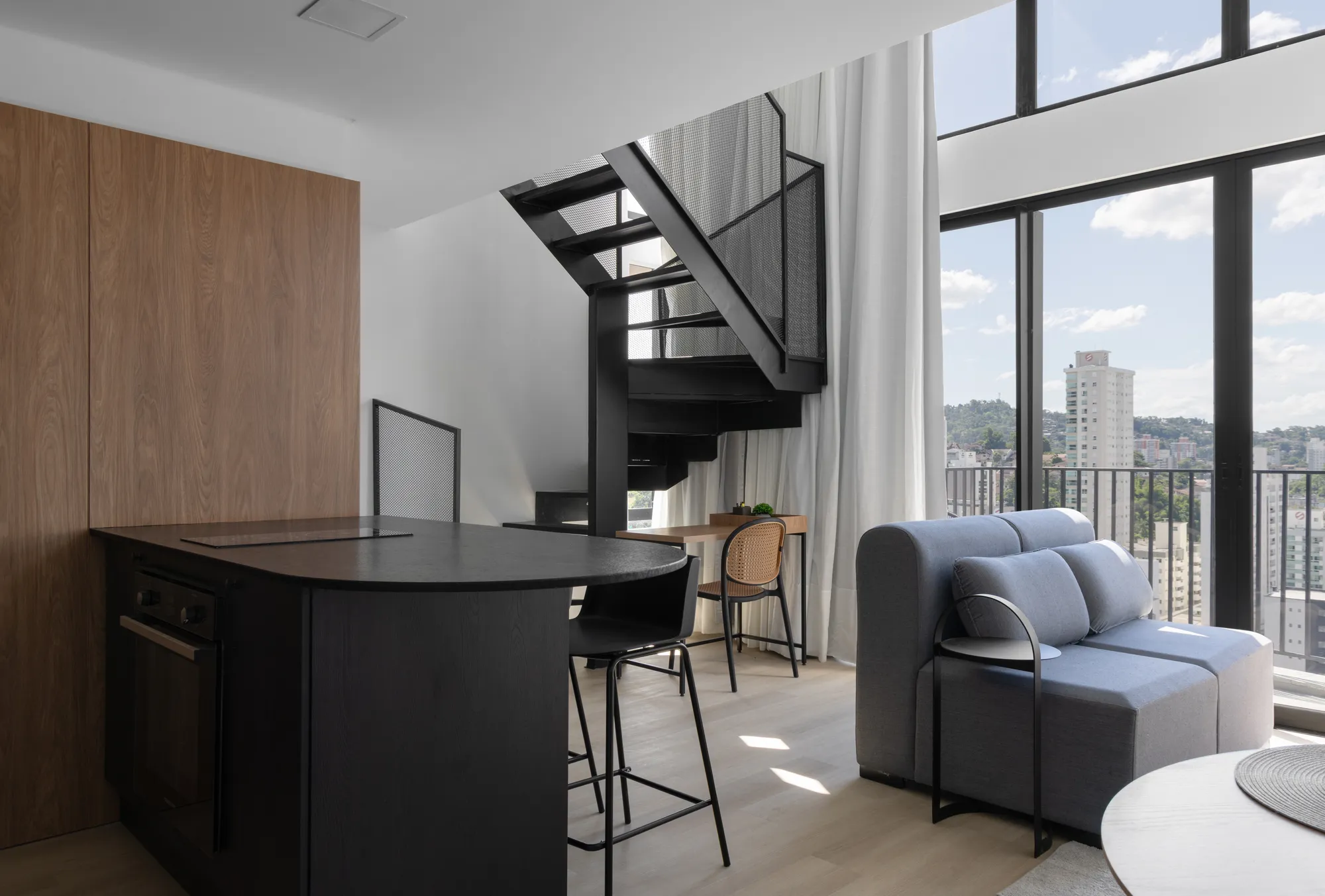 Duplex próximo a Vila Germânica com sacada, mobiliado, equipado e com vaga. - foto 1