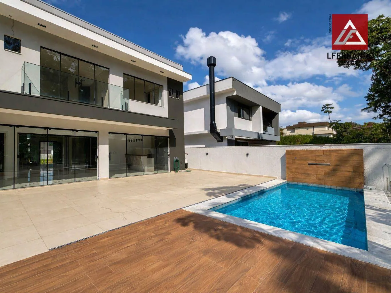 Casa de alto padrão com 4 dormitórios, sendo 3 suítes à venda, 305 m por R$ 2.200.000 - Ponta Aguda - Blumenau/SC - foto 1