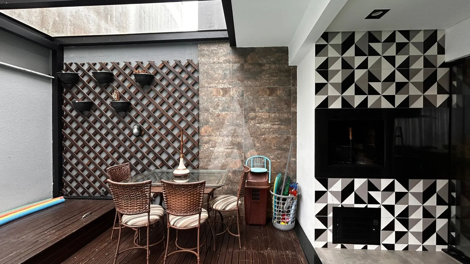 CASA MOBILIADA COM 3 QUARTOS SENDO 1 SUITE, ÁREA DE FESTA, PISCINA E CHURRASQUEIRA, BAIRRO GLÓRIA. — foto 3