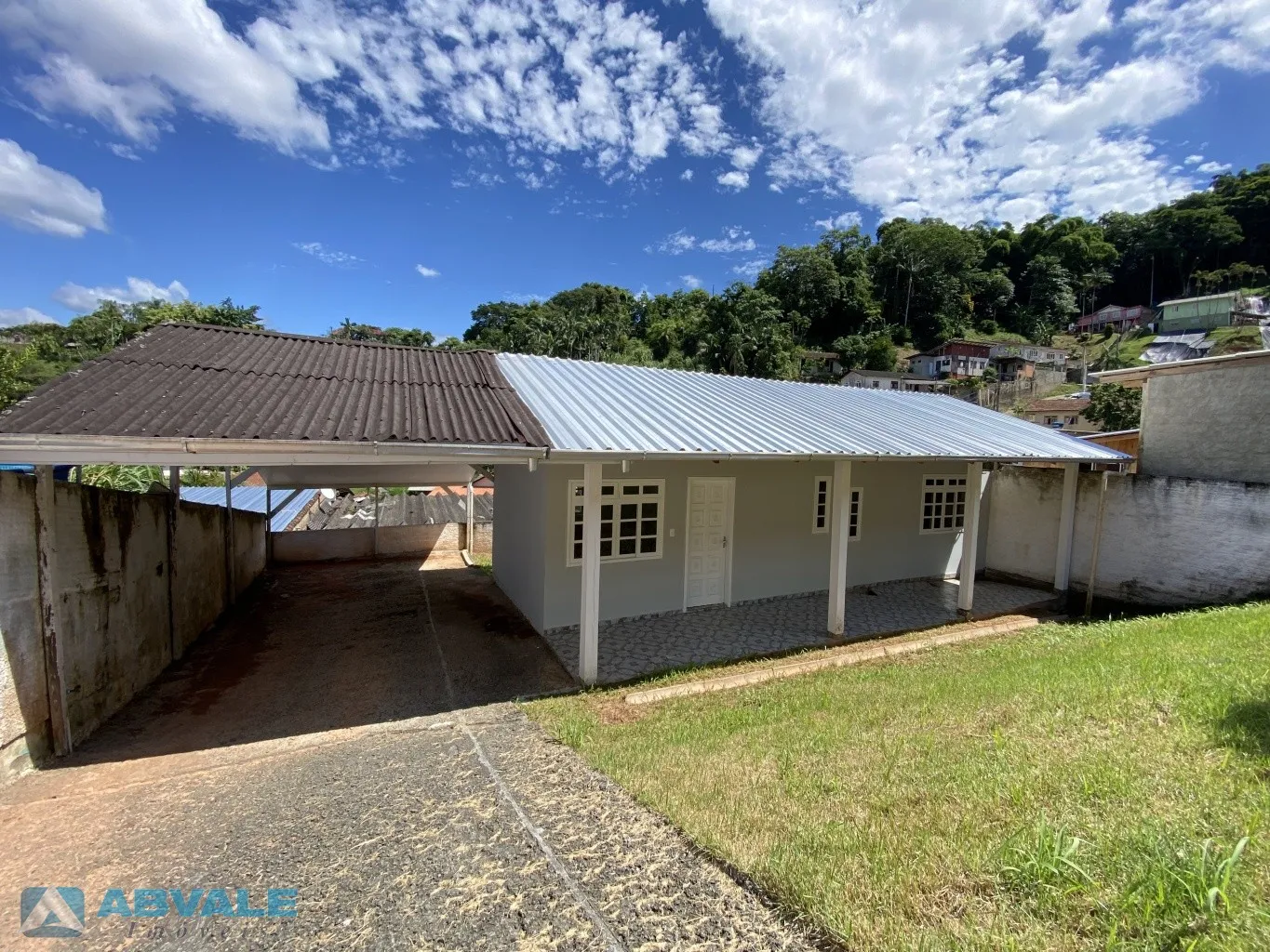 Casa para alugar no bairro Água Verde com 2 dormitórios e garagem - foto 1