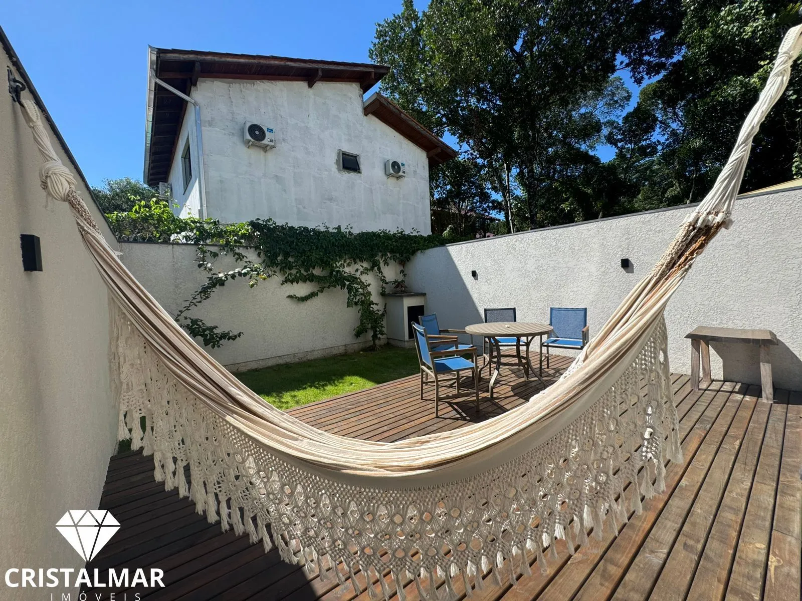 Sobrado novo a 250m do mar em Morrinhos, 2 suítes e amplo terreno - foto 1