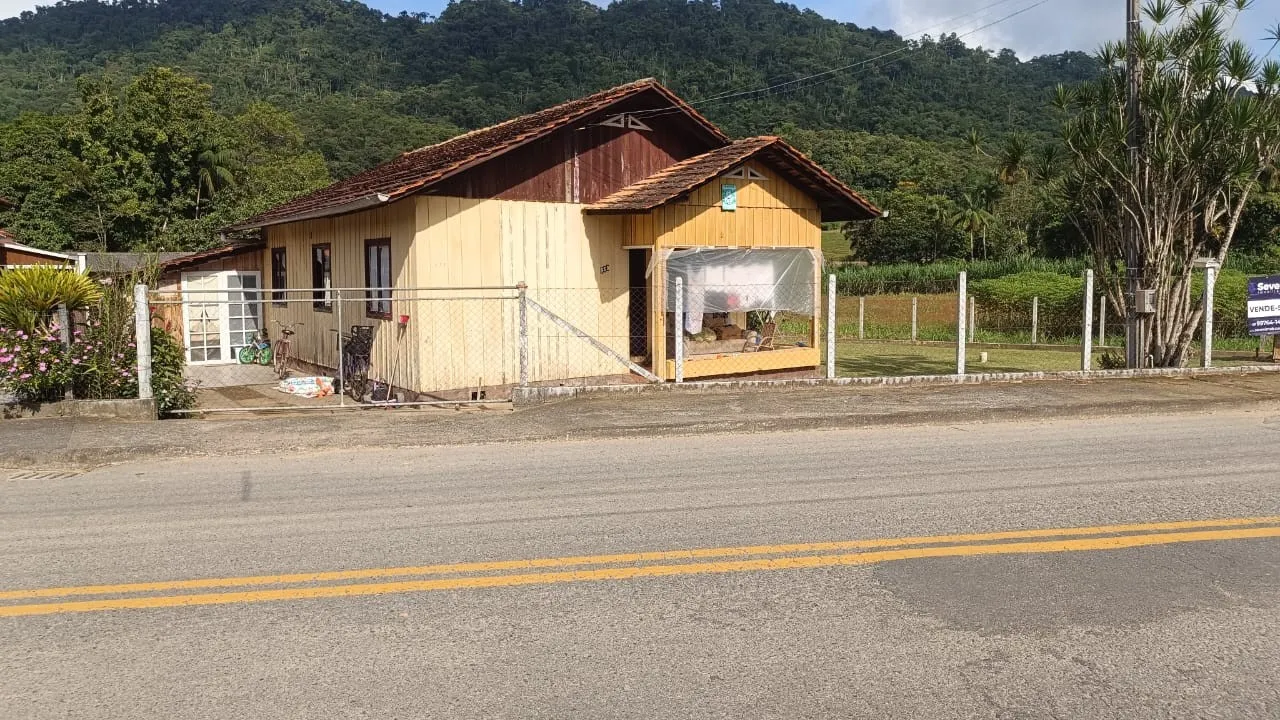 Casa mista localizada no bairro Testo Rega, na cidade de Pomerode. — foto 2