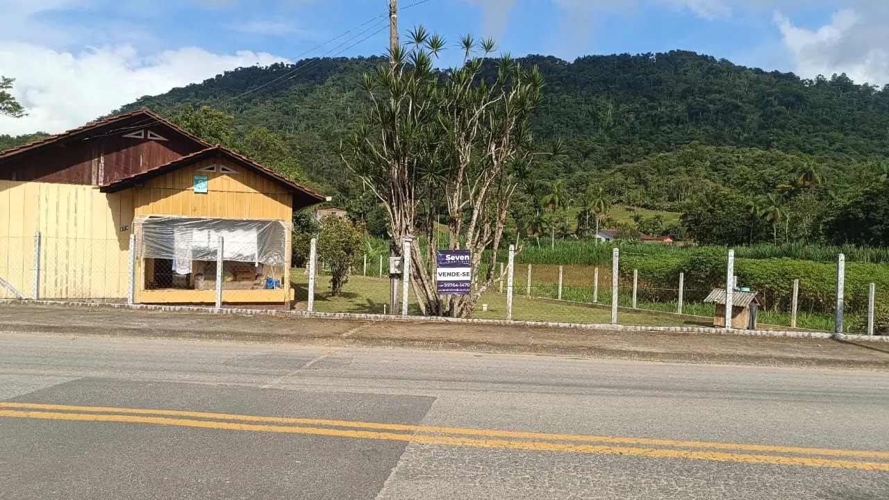 Casa mista localizada no bairro Testo Rega, na cidade de Pomerode. — foto 4