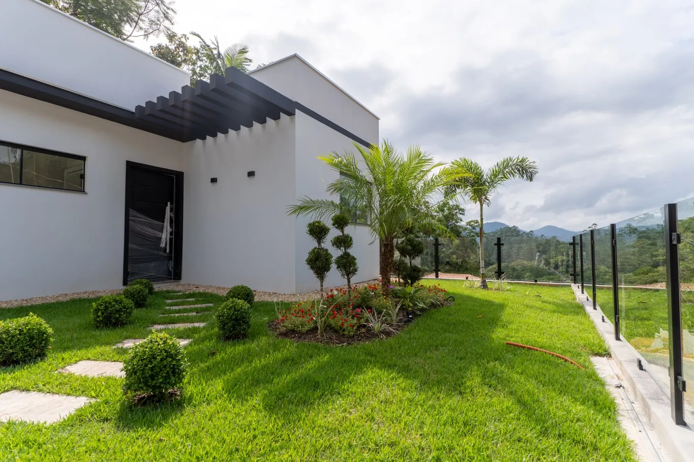 Casa localizada a poucos minutos do centro, com ótimo padrão de acabamento. - foto 1