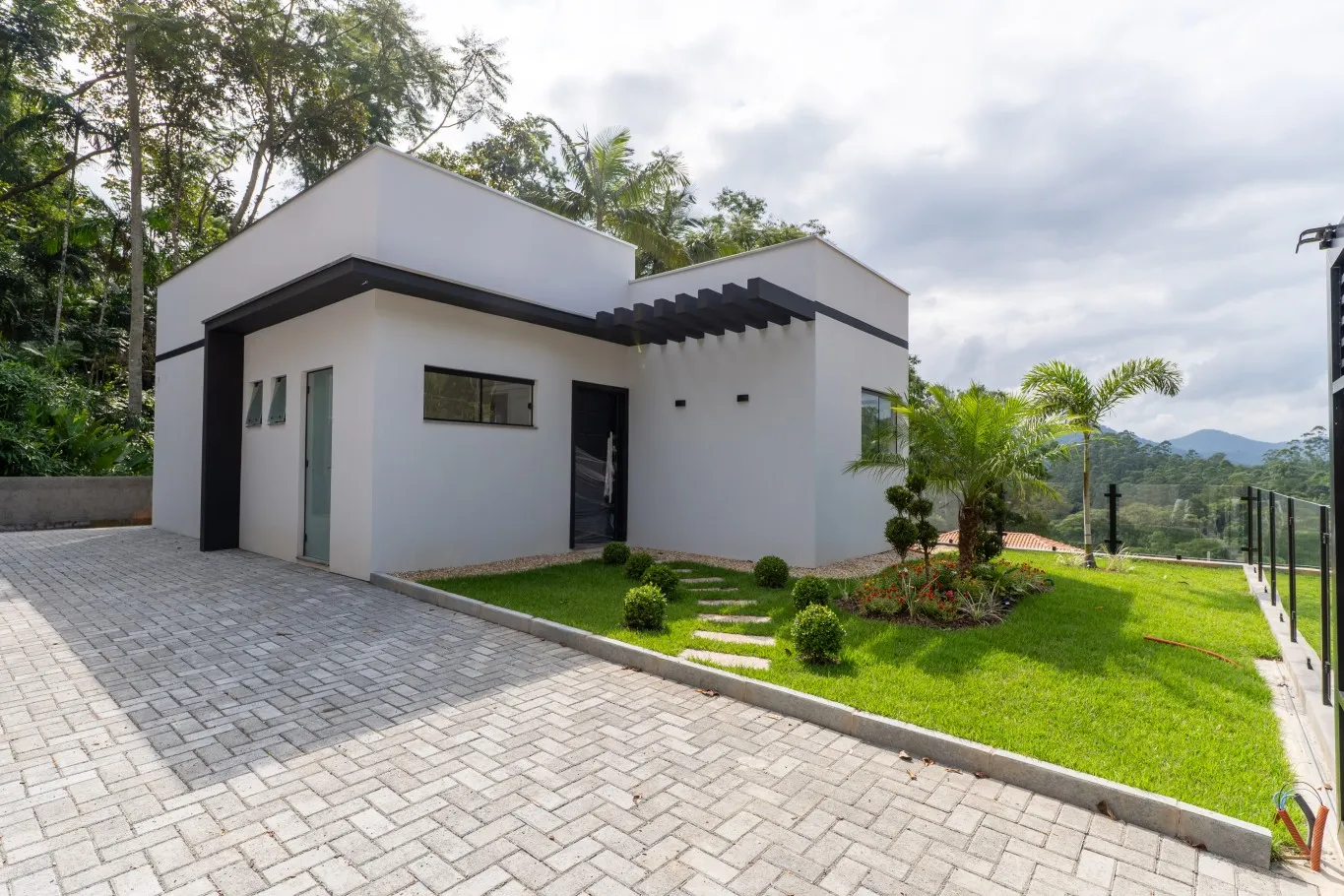Casa localizada a poucos minutos do centro, com ótimo padrão de acabamento. — foto 3