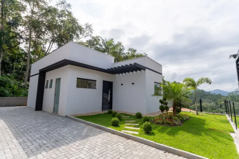 Casa localizada a poucos minutos do centro, com ótimo padrão de acabamento. - foto 1