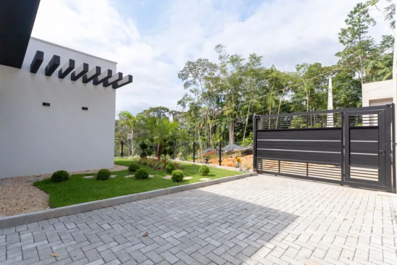 Casa localizada a poucos minutos do centro, com ótimo padrão de acabamento. — foto 4