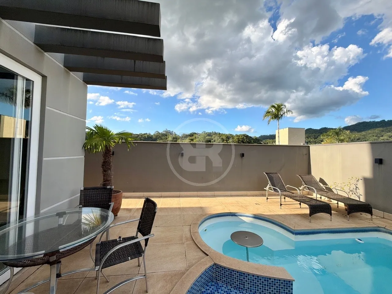 Casa de Luxo com 3 Suítes, Piscina e Energia Solar no Golden Park - Alto Padrão em Blumenau — foto 2