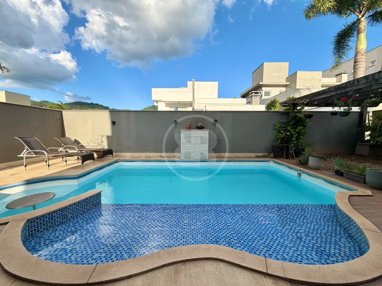 Casa de Luxo com 3 Suítes, Piscina e Energia Solar no Golden Park - Alto Padrão em Blumenau — foto 3