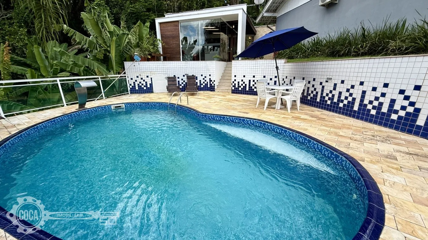 Casa de alto padrão com área de festas e piscina | Bairro Escola Agrícola - Blumenau | 3 Dormitórios (sendo 1 suíte) - foto 1