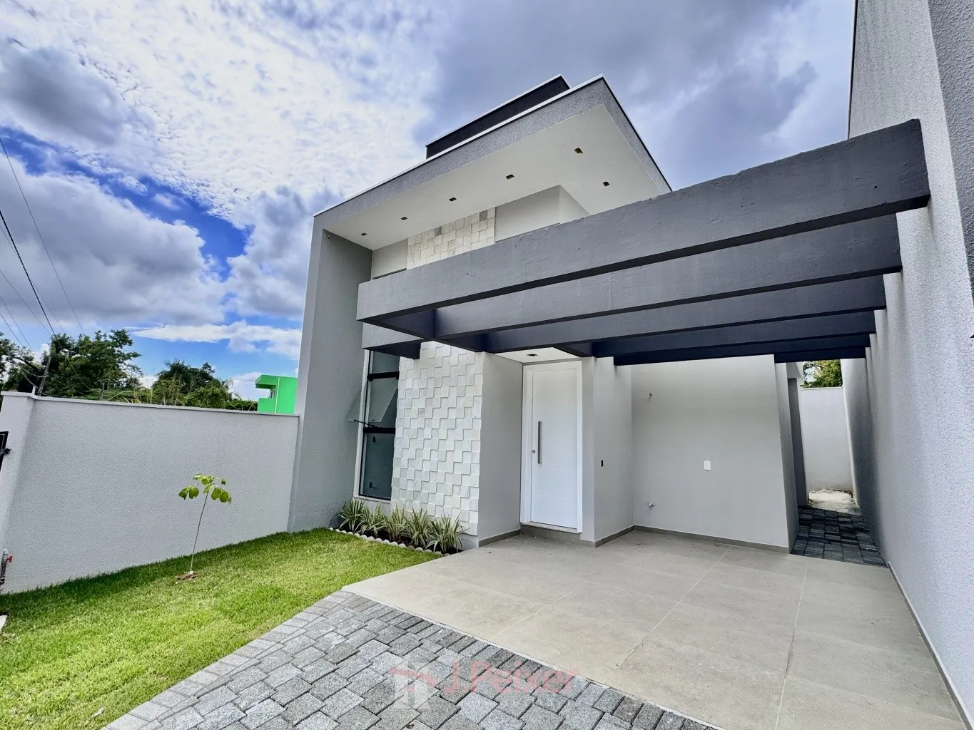 Casa térrea moderna, 2 quartos, sendo 1 suíte, 2 vagas de garagem, no Bairro Passo Manso em Blumenau-SC - foto 1