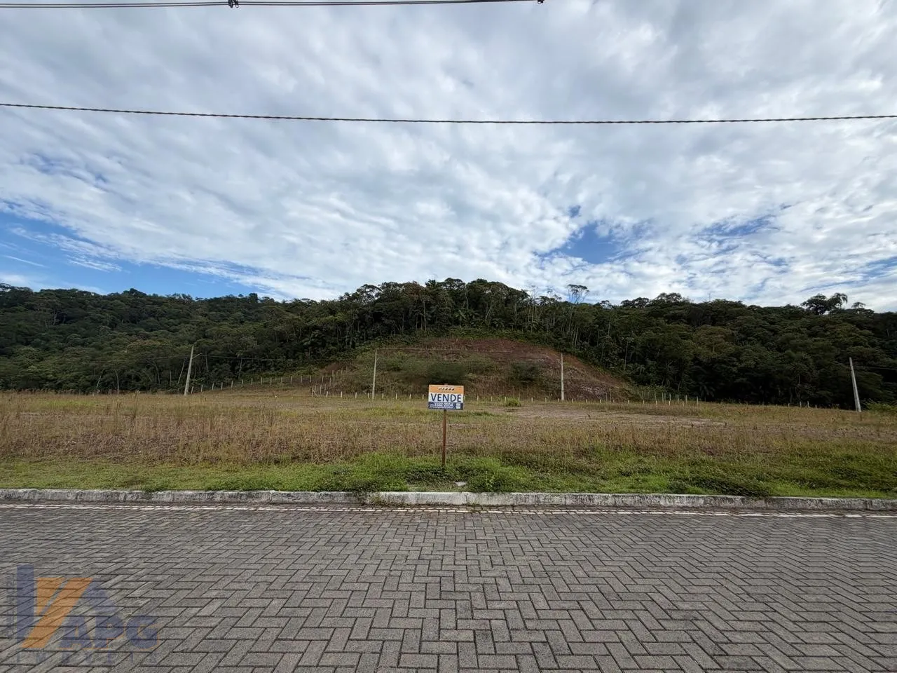 Terreno no Loteamento Vale das Figueiras, rua principal. - foto 1