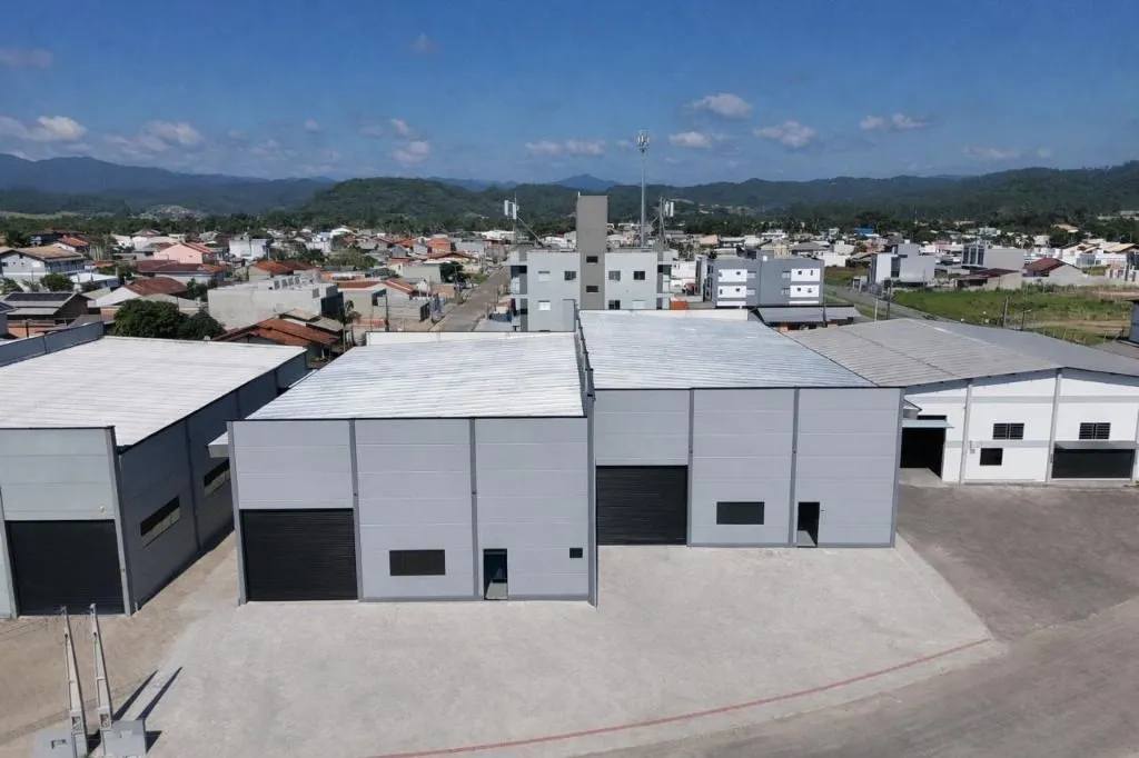 GALPÃO NOVO comercial no Bairro Figueiras em Gaspar com 603,90m2. Excelente oportunidade para quem busca um local para instalar seu negócio. - foto 1