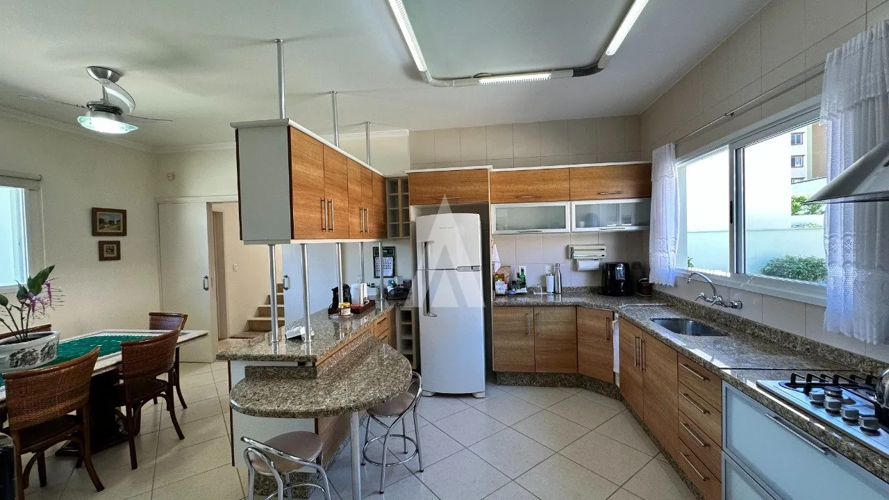 Casa em condomínio fechado com 1 suíte e 4 quartos à venda no bairro América em Joinville-SC por R$2.550.000,00. — foto 3