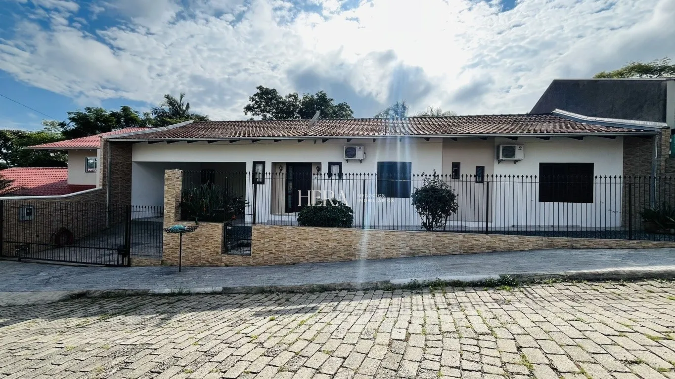 Casa térrea semimobiliado 04 dormitórios sendo 01 suíte no bairro Água verde em Blumenau! - foto 1