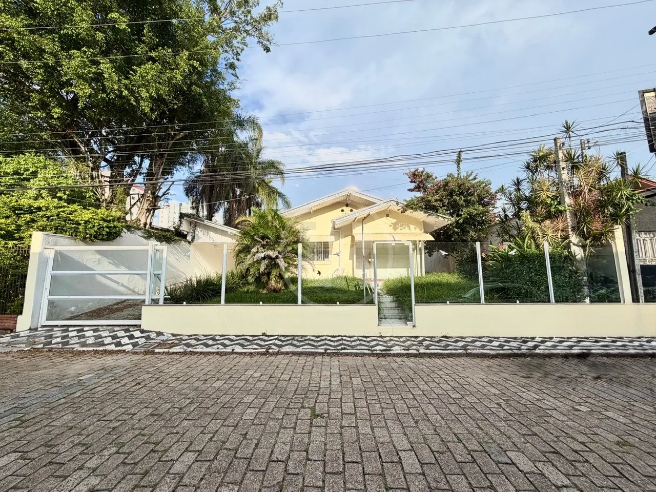 Casa Comercial com 165m no Centro de Blumenau com Vitrine, Estacionamento e Churrasqueira para Alugar - foto 1