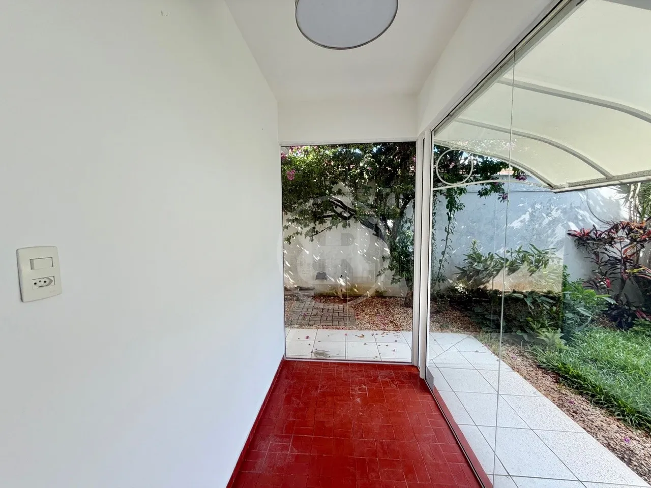 Casa Comercial com 165m no Centro de Blumenau com Vitrine, Estacionamento e Churrasqueira para Alugar — foto 2