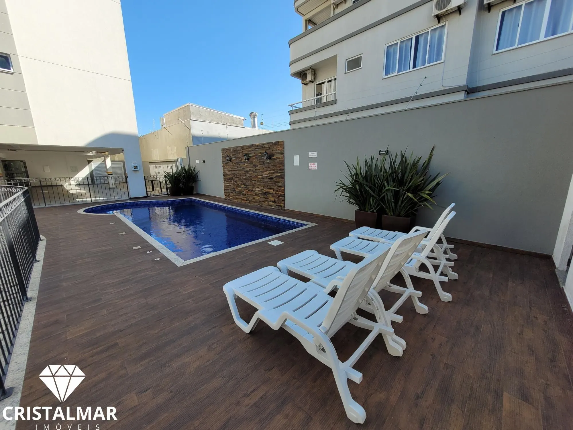 Apto 2 dormitorios, com piscina a cerca de 200 m da praia - foto 1