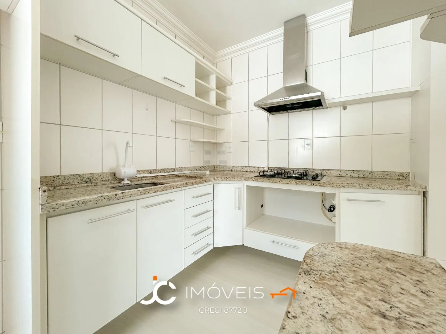 Apartamento dois dormitórios sendo uma suite - duas vagas cobertas mais box - Bela Vista — foto 5