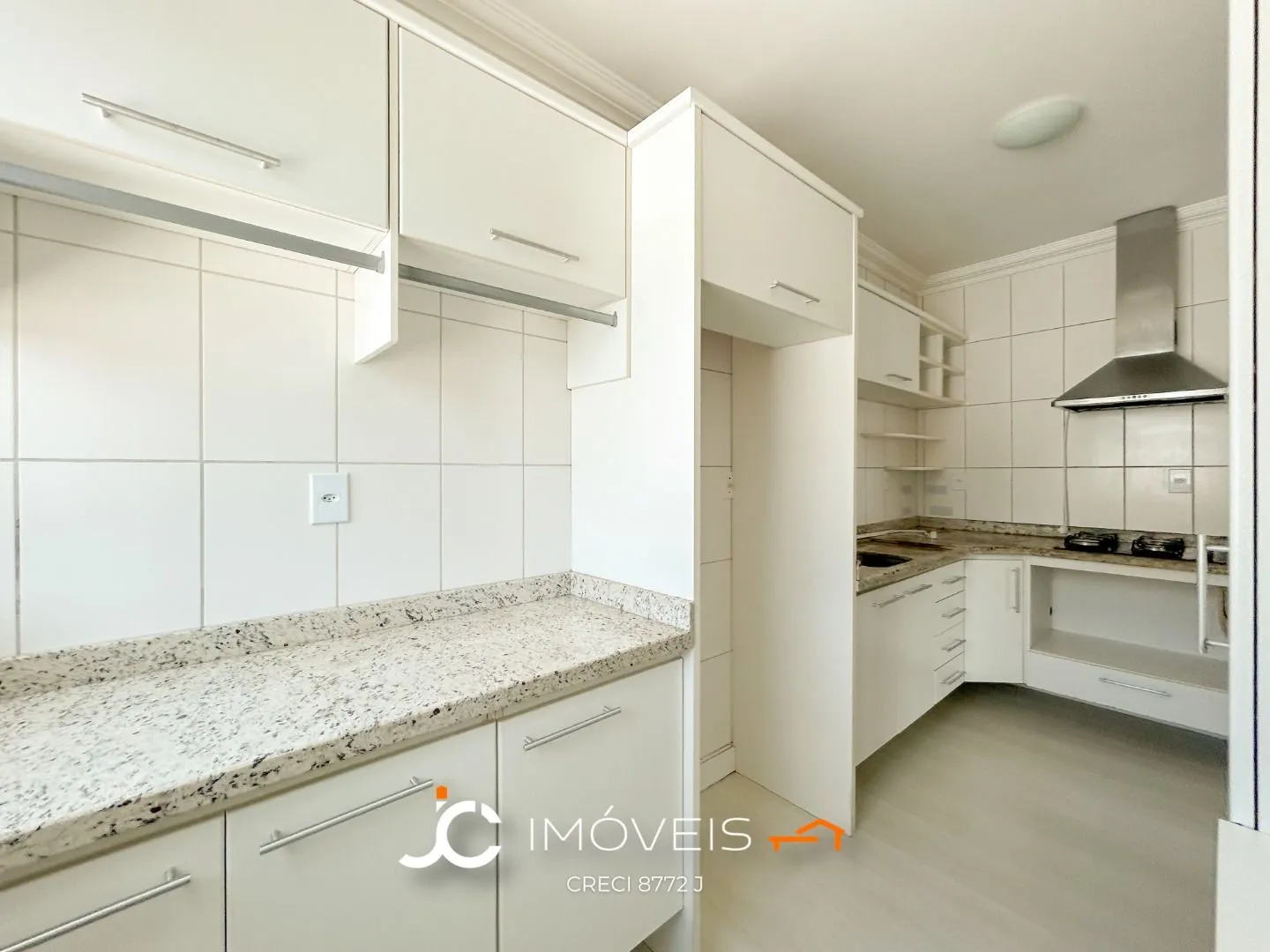 Apartamento dois dormitórios sendo uma suite - duas vagas cobertas mais box - Bela Vista — foto 6