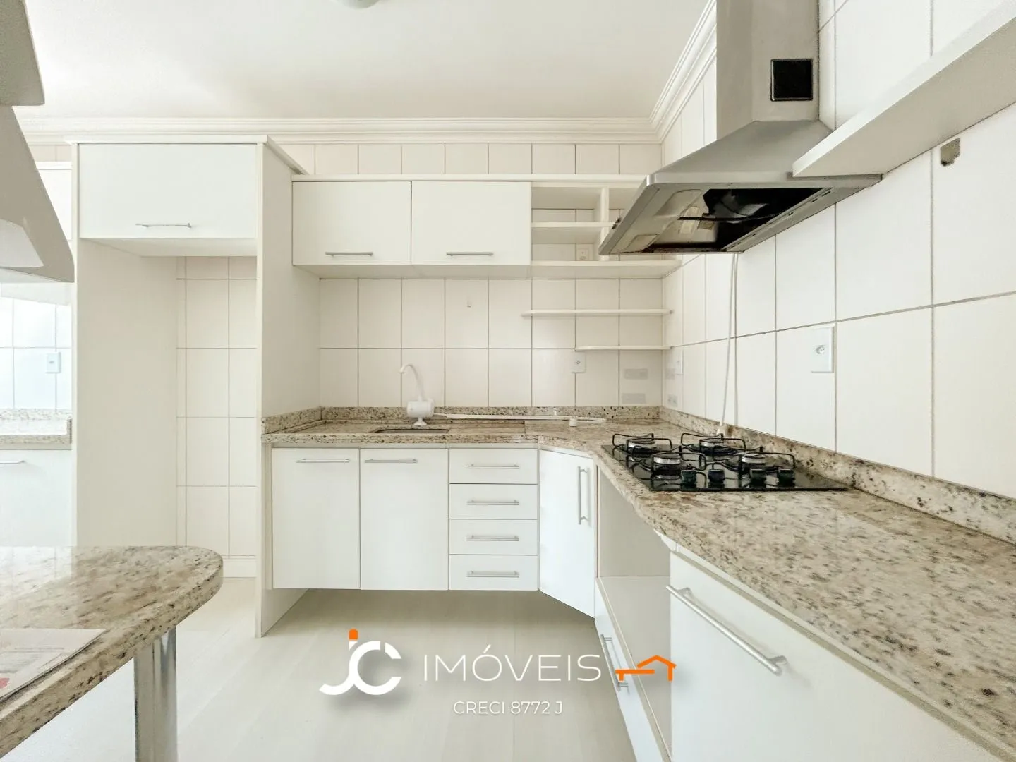 Apartamento dois dormitórios sendo uma suite - duas vagas cobertas mais box - Bela Vista — foto 7