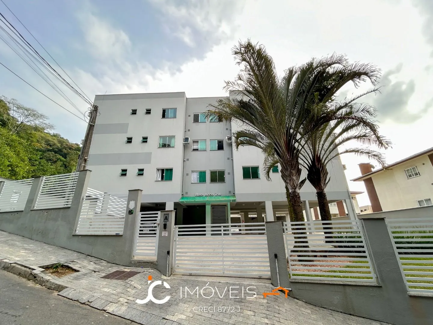 Apartamento dois dormitórios sendo uma suite - duas vagas cobertas mais box - Bela Vista - foto 1