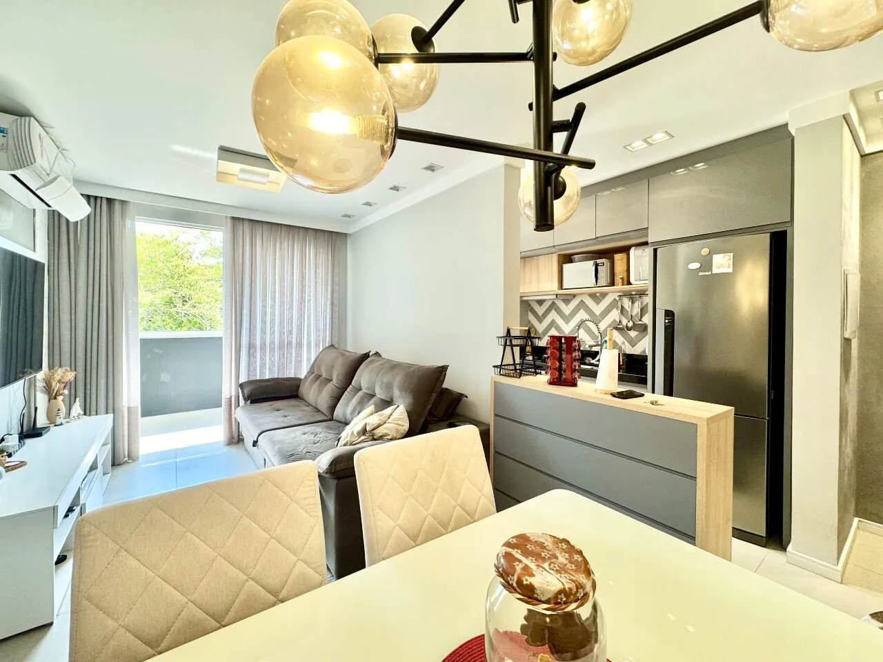 Apartamento semimobiliado com sacada e churrasqueira no bairro Água Verde - foto 1