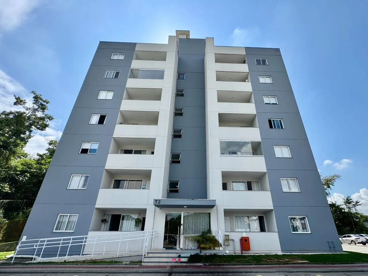 Apartamento semimobiliado com sacada e churrasqueira no bairro Água Verde — foto 2