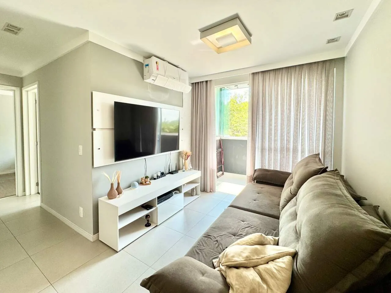 Apartamento semimobiliado com sacada e churrasqueira no bairro Água Verde — foto 3