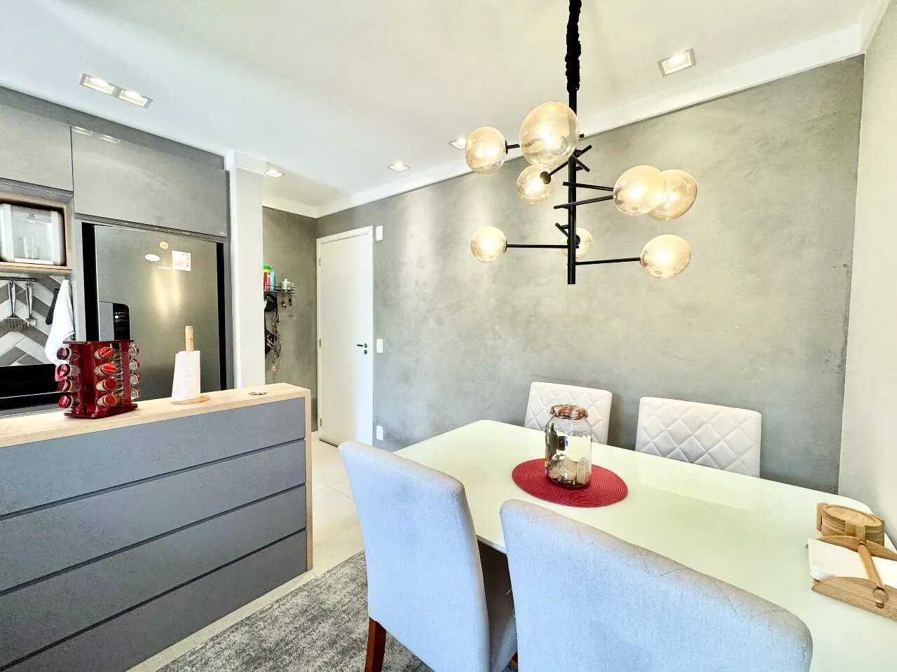 Apartamento semimobiliado com sacada e churrasqueira no bairro Água Verde — foto 4