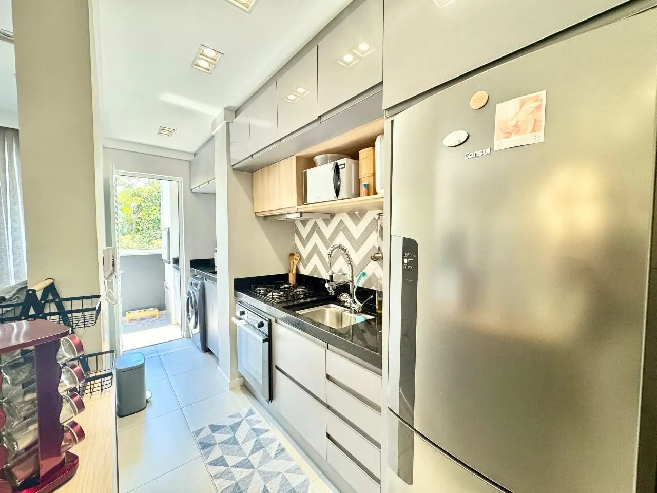 Apartamento semimobiliado com sacada e churrasqueira no bairro Água Verde — foto 5