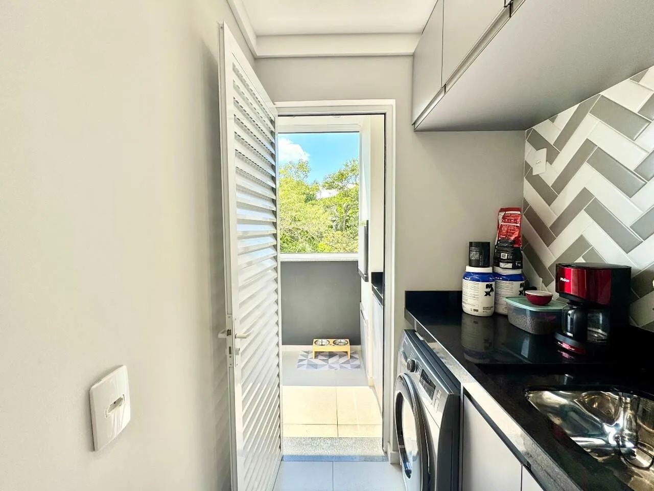 Apartamento semimobiliado com sacada e churrasqueira no bairro Água Verde — foto 6