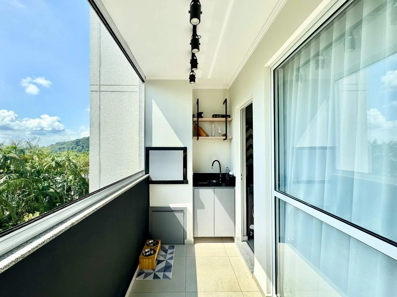 Apartamento semimobiliado com sacada e churrasqueira no bairro Água Verde — foto 7