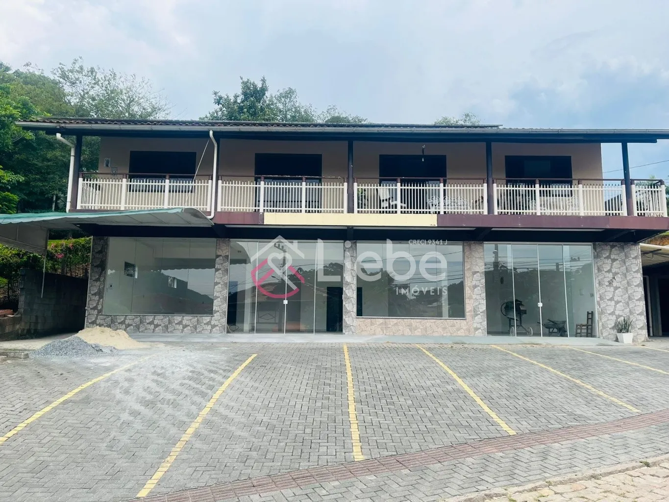 Imóvel COMERCIAL na Rota Enxaimel em Testo Alto na cidade de Pomerode com 487,58m de área construída, sendo dois apartamentos e uma ampla sala comercial. — foto 2