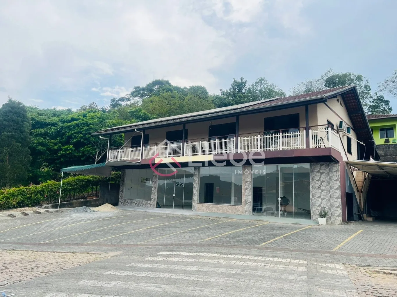 Imóvel COMERCIAL na Rota Enxaimel em Testo Alto na cidade de Pomerode com 487,58m de área construída, sendo dois apartamentos e uma ampla sala comercial. — foto 3