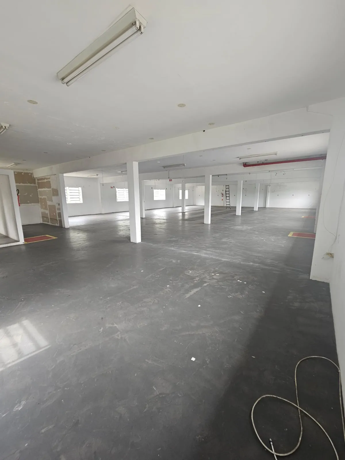 Alugo espaço em galpão de 375m² com elevador na Rua agua branca Oportunidade — foto 7