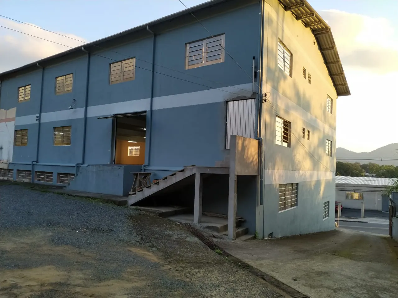 Alugo espaço em galpão de 375m² com elevador na Rua agua branca Oportunidade - foto 1