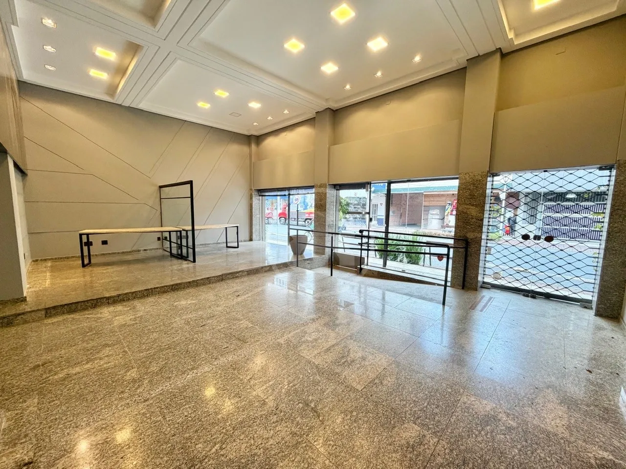 Loja Comercial Térrea com 234m Vitrine e Mezanino para Alugar na Rua Nereu Ramos, Centro de Blumenau/SC - foto 1