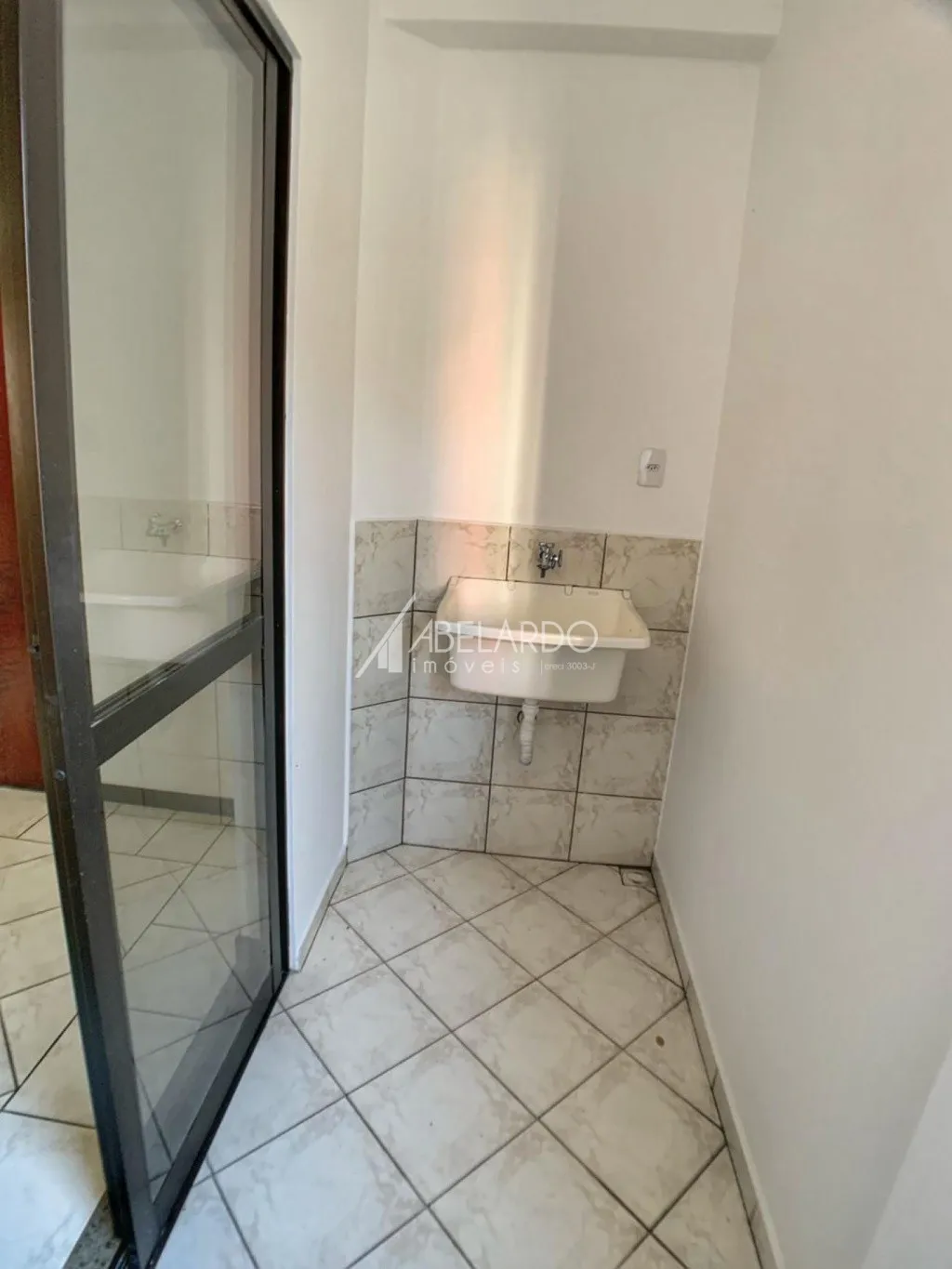 ABELARDO IMÓVEIS - Apartamento semi-mobiliado no bairro Velha possui um dormitório tipo suite, com roupeiro, sacada com tanque, cozinha com armários fogão, geladeira e mesa, banheiro social — foto 2