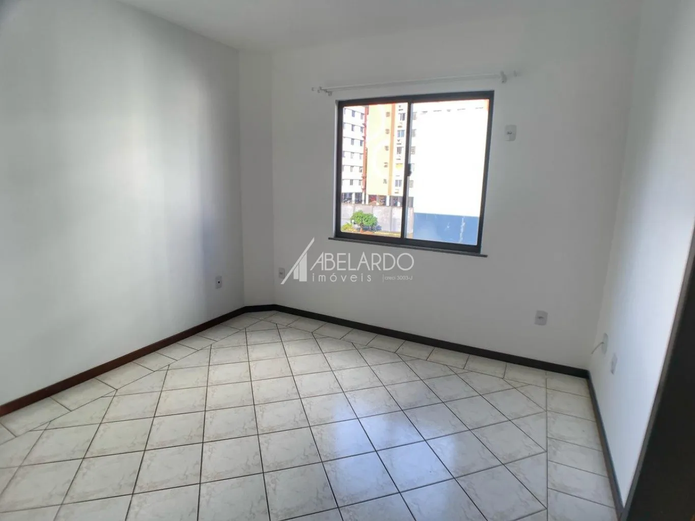 ABELARDO IMÓVEIS - Apartamento semi-mobiliado no bairro Velha possui um dormitório tipo suite, com roupeiro, sacada com tanque, cozinha com armários fogão, geladeira e mesa, banheiro social — foto 3