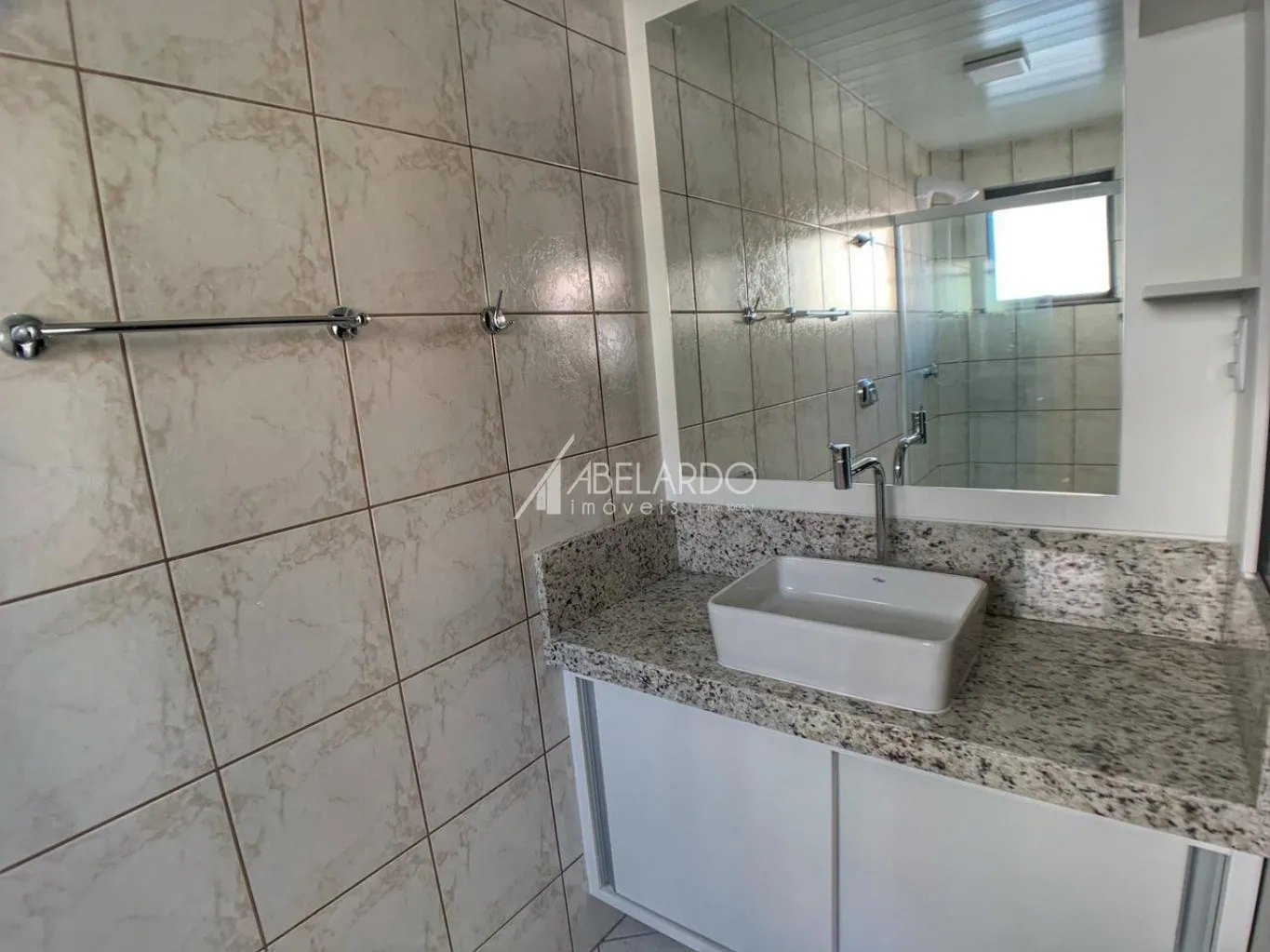 ABELARDO IMÓVEIS - Apartamento semi-mobiliado no bairro Velha possui um dormitório tipo suite, com roupeiro, sacada com tanque, cozinha com armários fogão, geladeira e mesa, banheiro social — foto 5