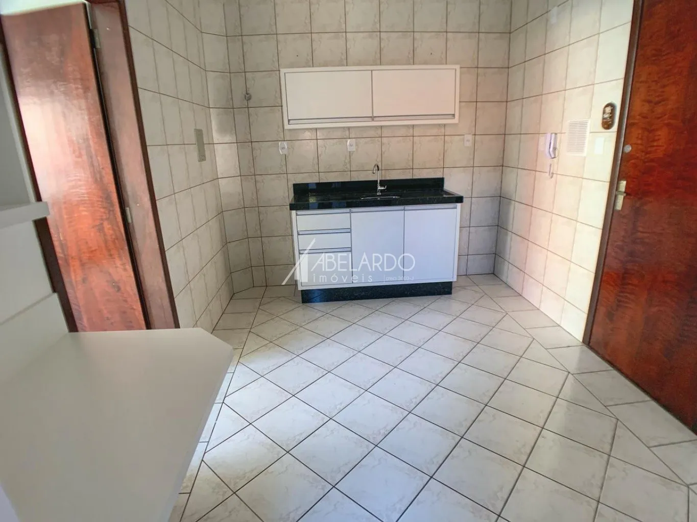 ABELARDO IMÓVEIS - Apartamento semi-mobiliado no bairro Velha possui um dormitório tipo suite, com roupeiro, sacada com tanque, cozinha com armários fogão, geladeira e mesa, banheiro social - foto 1