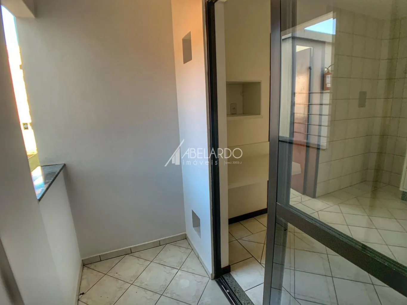 ABELARDO IMÓVEIS - Apartamento semi-mobiliado no bairro Velha possui um dormitório tipo suite, com roupeiro, sacada com tanque, cozinha com armários fogão, geladeira e mesa, banheiro social — foto 6