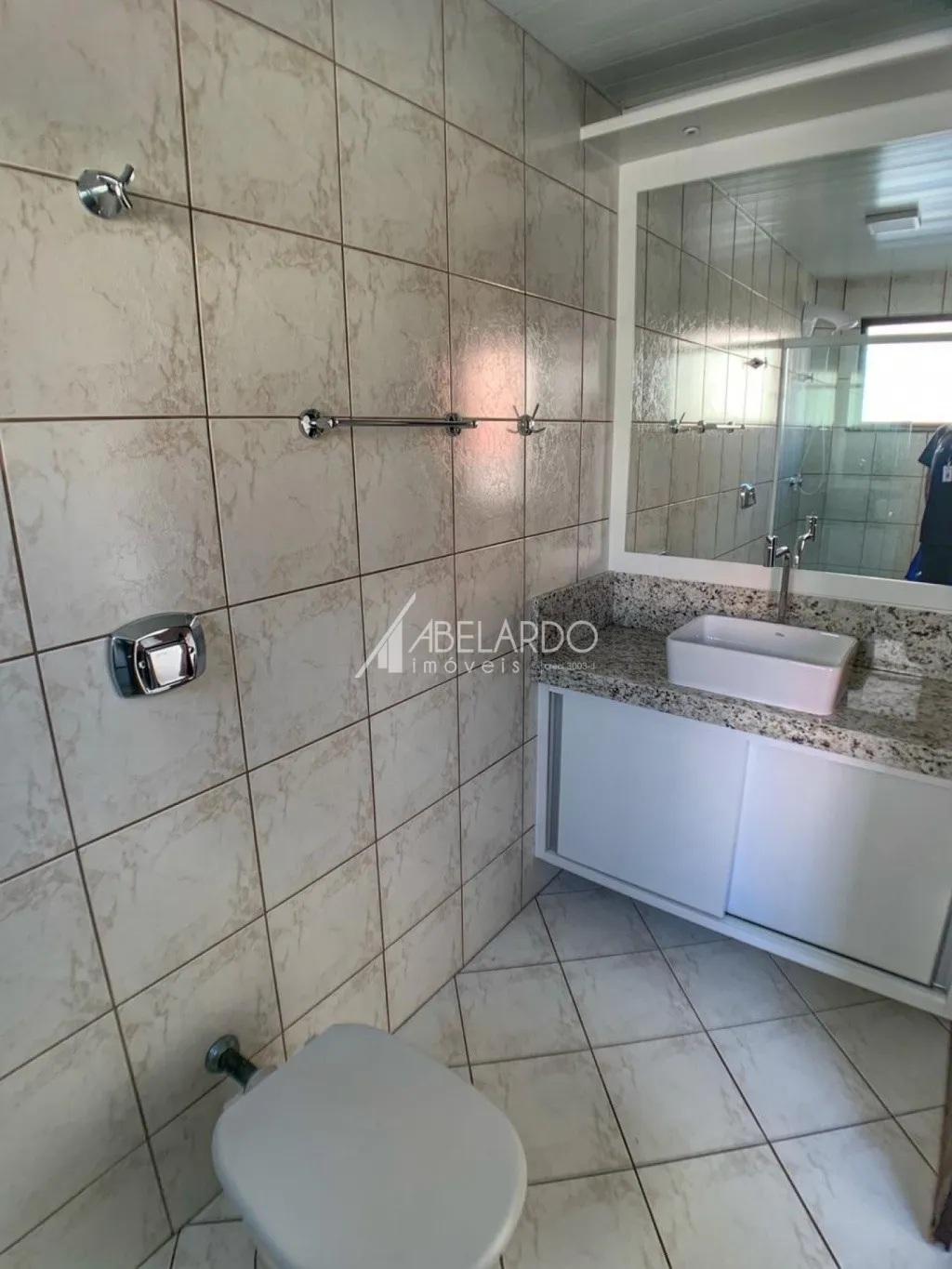 ABELARDO IMÓVEIS - Apartamento semi-mobiliado no bairro Velha possui um dormitório tipo suite, com roupeiro, sacada com tanque, cozinha com armários fogão, geladeira e mesa, banheiro social — foto 7