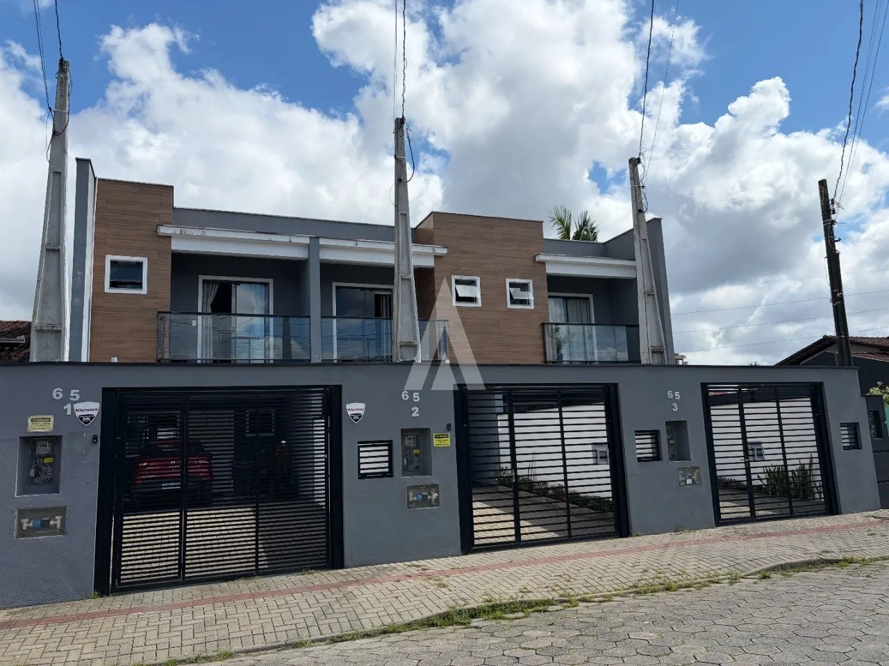 Sobrado geminado com 1 suíte e 2 quartos à venda no bairro Guanabara em Joinville-SC por R$650.000,00. - foto 1