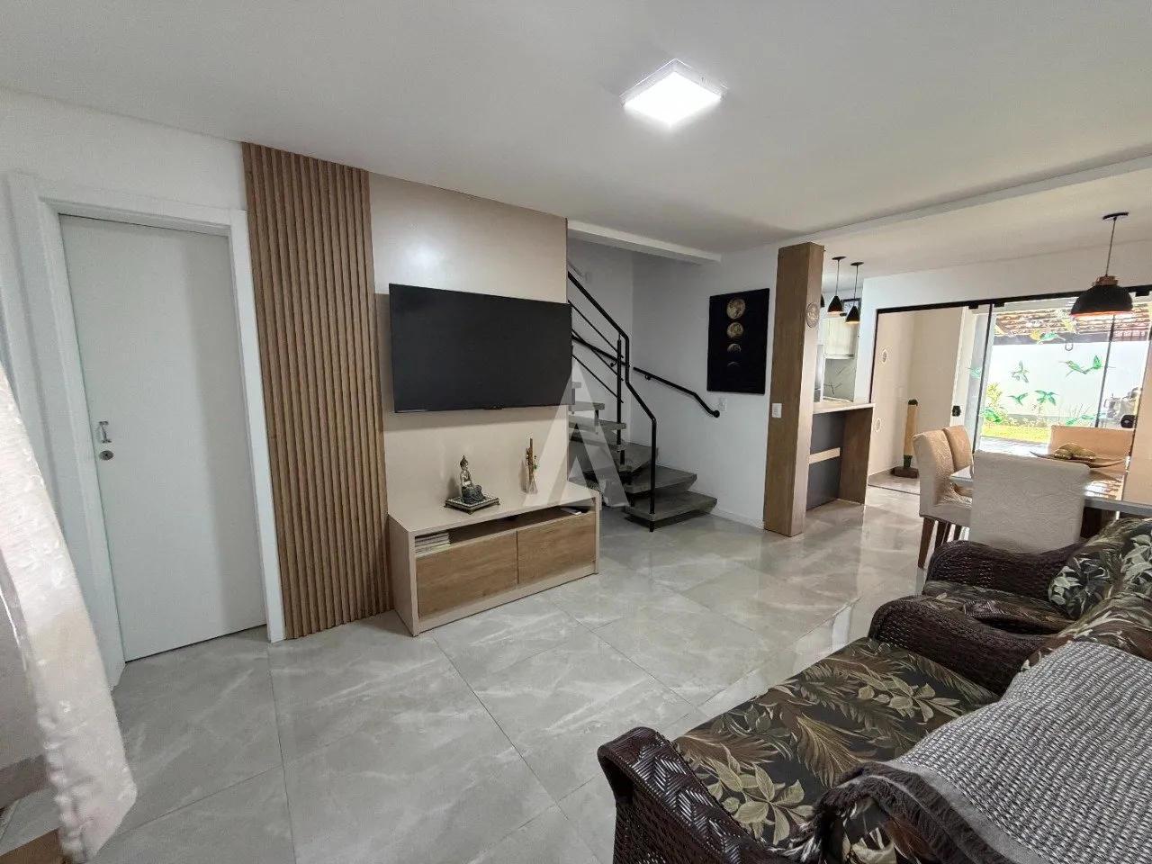 Sobrado geminado com 1 suíte e 2 quartos à venda no bairro Guanabara em Joinville-SC por R$650.000,00. — foto 2