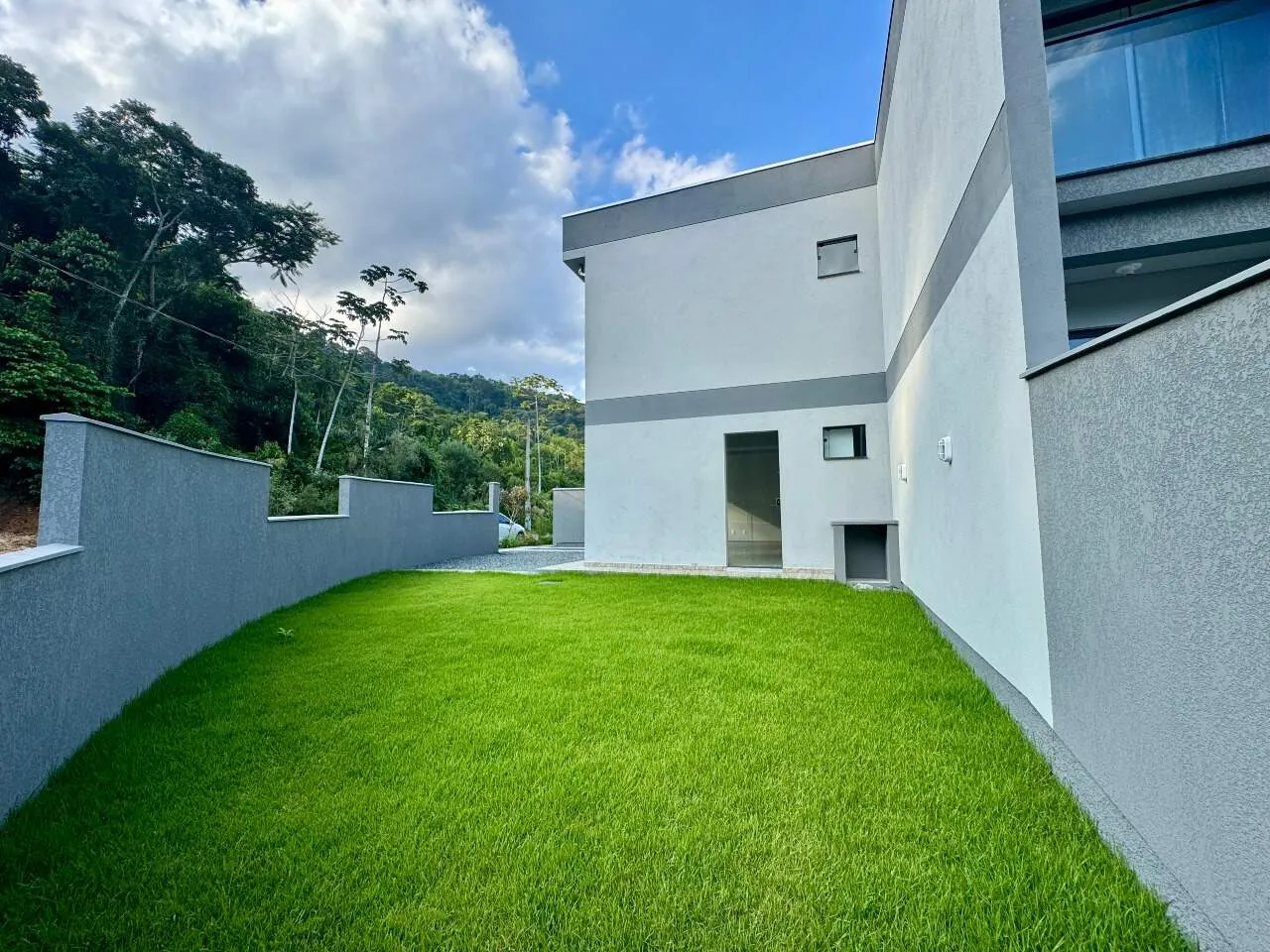 Sobrado de esquina com amplo espaço de terreno e 2 suítes na Velha Central - foto 1